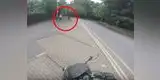 YouTube: Hombre le roba el teléfono a una indefensa mujer y el Karma hace lo suyo [VIDEO]