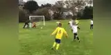YouTube: padre causa polémica por empujar a su hijo para que no le anoten un gol [VIDEO]