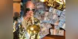 Floyd Mayweather presume su fortuna al beber en copa de oro y con millones de dólares [VIDEO]