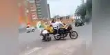 Trujillo: Pareja pasea un coche de bebé con una moto en marcha y un niño en brazos [VIDEO]