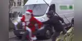 ‘Papá Noel’ asalta banco y lanza billetes en las calles gritando: “Feliz Navidad para todos” 