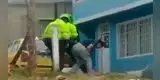Dos policías matan a un cachorrito en plena calle y son criticados en redes [FOTO Y VIDEO]