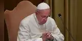 Papa Francisco se arrodilla ante crucifijo para implorar por fin del coronavirus
