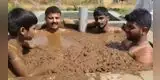 Hombres se bañan en estiércol para 'curarse' del coronavirus [VIDEO]