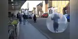 Mujer acude al supermercado en una pelota inflable para no contagiarse de coronavirus