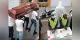 Colombia: Policías bailan cargando ataúd para prevenir a la población sobre el coronavirus