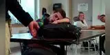Profesor encuentra a su alumno profundamente dormido durante una clase virtual [VIDEO]