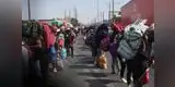 Decenas de familias caminan por la Panamericana Norte con hambre y esperanza
