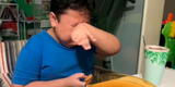Niño con autismo se emociona al comer hamburguesas y su reacción se vuelve viral [VIDEO]