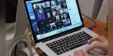 Dejó el micrófono prendido mientras tenía intimidad y desata risas en Facebook