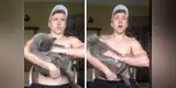 Gato muerde la mano de su dueño y él tiene un peculiar método para calmarlo en segundos [VIDEO]