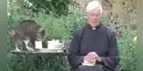 Gatito se roba el show al tomar su leche cuando sacerdote realiza misa en vivo [VIDEO]