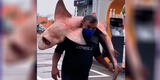 Facebook: Hombre se exhibe con tiburón bebé en Costa verde y genera polémica [VIDEO]