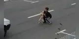 Niño arriesga su vida para salvar a un perrito atropellado y abandonado en medio de una pista