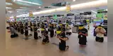 Filipinas: Trabajadores de un supermercado se arrodillan y ruegan que se termine la COVID-19 [FOTO]