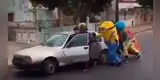 Unos payasos, el hombre araña y un Minion se volvieron virales por ayudar a empujar un auto [VIDEO]