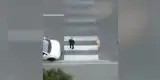 Hombre detuvo el tránsito para que un temeroso perro pueda cruzar la pista [VIDEO]