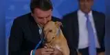 Jair Bolsonaro promulga una ley contra el maltrato animal y hace “firmar” a su perro [VIDEO]