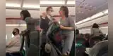 Mujer tose a pasajeros de avión tras ser expulsada por no usar mascarilla [VIDEO]