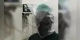 Médicos usan bolsas de plástico como protectores faciales para protegerse del COVID-19