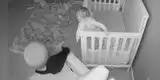 Bebé y una gata tienen asombrosa “conversación” en horas de la madrugada [VIDEO]
