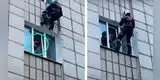 Bombero le salva la vida a un gatito que había quedado colgado en una ventana [VIDEO]