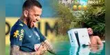 Dani Alves baila con su consola de PlayStation 5 en una piscina [VIDEO]