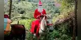 Profesor vestido de ‘Papá Noel’ montado a caballo lleva regalos a niños