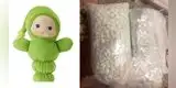 Padres regalan peluche a su hija, pero no se percataron que tenía 5000 pastillas con droga