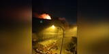 SJL: voraz incendio consume fábrica y 10 unidades de bomberos intentan controlarlo