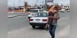 ¡Acto de amor!: hombre lleva en brazos a su madre para recibir vacuna contra la COVID-19 en México