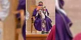 México: Un sacerdote oficia una misa en con su perrita entre sus piernas