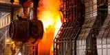 Trabajador siderúrgico se lanza a un horno con metal fundido tras perder todas sus acciones