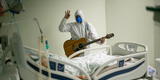 Brasil: médico canta y reza por un paciente COVID-19 para tratar de alegrarlo