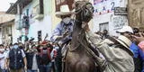 Pedro Castillo casi se cae de caballo al ir a su local de votaciones en Cajamarca [VIDEO]
