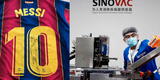 Lionel Messi regala camisetas firmadas a directivos de Sinovac, que entregará 50 mil vacunas a Conmebol