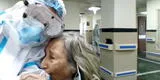 Mujer de 75 años venció al coronavirus en la India: abrazó y lloró agradeciendo a los médicos