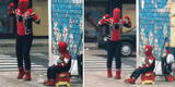 Padre se gana la vida imitando a ‘Spiderman’ en las calles y conmueve al estar acompañado de su hijo [VIDEO]