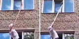 El arriesgado intento de un hombre por salvar a un gato atorado en la ventana [VIDEO]