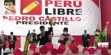 Pedro Castillo se arrodilla con biblia en mano para orar durante mitin [VIDEO]