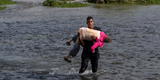 ¡Emotivo! Joven migrante carga en sus brazos a adulta mayor y cruza río Bravo para llegar a EE. UU. [VIDEO]