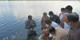 India: arrojan al río cenizas de víctimas del coronavirus que nadie reclamó