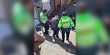 Puno: policías ayudan a bajar las escaleras a adulto mayor que irá a votar [VIDEO]