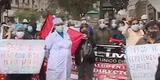 Cercado de Lima: Trabajadora de salud de la Diris Centro se quita la ropa durante plantón