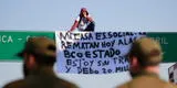 Hombre sube a señal de tránsito para protestar por remate de su casa en Chile: no tiene empleo por pandemia