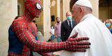 Papa Francisco tuvo peculiar visita de Spiderman, quien le dio un peculiar regalo
