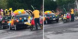 Padre adorna con globos su triciclo para poder participar de la caravana escolar de su menor hijo [FOTOS]