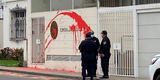 Desconocidos arrojan pintura roja en el frontis de la embajada de Cuba en Perú