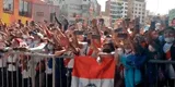 ¡Siempre unidos! Hinchas de la selección peruana alientan en las afueras del Hernando Siles