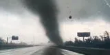 ¡Oh, Dios mío!: mujer se cruza con tornado cuando conducía por una vía